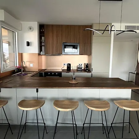 Sea Breeze Apartment *