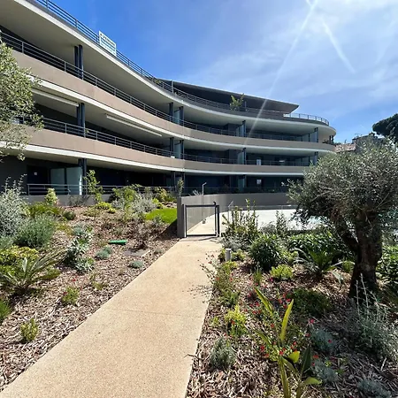 Sea Breeze Apartment *